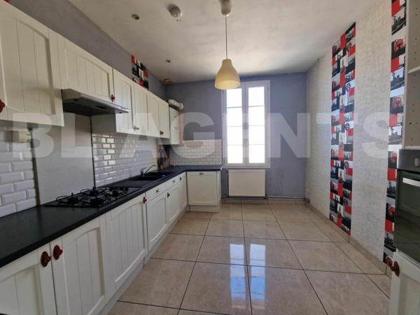 MAISON/ Immeuble de 270 m² au Total