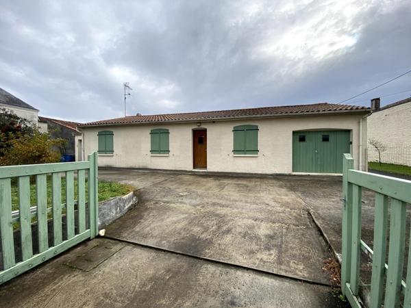 Plain-pied de trois chambres avec jardin et garages