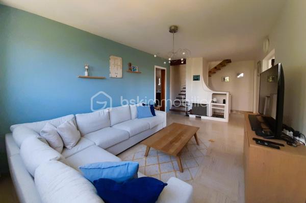 NEUILLY SUR MARNE, Quartier des 24 Arpents, maison de 147 m² comprenant :
Au rez-de-jardin (POSSIBILITE STUDIO INDEPENDANT) : Entrée, GARAGE, BUANDERIE, chaufferie, grande pièce (d'environ  20m²), CUISINE D'ETE et salle d'eau avec WC.
Au premier étage : Salon - Salle à manger (environ 30 m²avec cheminée), Cuisine aménagée et équipée, DEUX CHAMBRES, salle d'eau, WC.
Au deuxième étage : PIECE PALIERE, DEUX GRANDES CHAMBRES (avec placards sous pente), salle de bain avec WC. 
Le tout sur une parcelle de 305 m².

LES PLUS : 
- Possibilité studio indépendant en rez-de-jardin. 
- PORTAILS et PORTE d'entrée RECENTS
- CHAUDIERE récente (environ 3 ans)
- TOIT, ISOLATION et velux RECENTS