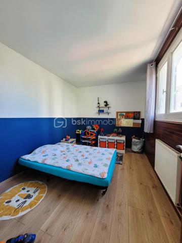 NEUILLY SUR MARNE, Quartier des 24 Arpents, maison de 147 m² comprenant :
Au rez-de-jardin (POSSIBILITE STUDIO INDEPENDANT) : Entrée, GARAGE, BUANDERIE, chaufferie, grande pièce (d'environ  20m²), CUISINE D'ETE et salle d'eau avec WC.
Au premier étage : Salon - Salle à manger (environ 30 m²avec cheminée), Cuisine aménagée et équipée, DEUX CHAMBRES, salle d'eau, WC.
Au deuxième étage : PIECE PALIERE, DEUX GRANDES CHAMBRES (avec placards sous pente), salle de bain avec WC. 
Le tout sur une parcelle de 305 m².

LES PLUS : 
- Possibilité studio indépendant en rez-de-jardin. 
- PORTAILS et PORTE d'entrée RECENTS
- CHAUDIERE récente (environ 3 ans)
- TOIT, ISOLATION et velux RECENTS