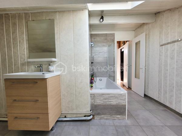 NEUILLY SUR MARNE, Quartier des 24 Arpents, maison de 147 m² comprenant :
Au rez-de-jardin (POSSIBILITE STUDIO INDEPENDANT) : Entrée, GARAGE, BUANDERIE, chaufferie, grande pièce (d'environ  20m²), CUISINE D'ETE et salle d'eau avec WC.
Au premier étage : Salon - Salle à manger (environ 30 m²avec cheminée), Cuisine aménagée et équipée, DEUX CHAMBRES, salle d'eau, WC.
Au deuxième étage : PIECE PALIERE, DEUX GRANDES CHAMBRES (avec placards sous pente), salle de bain avec WC. 
Le tout sur une parcelle de 305 m².

LES PLUS : 
- Possibilité studio indépendant en rez-de-jardin. 
- PORTAILS et PORTE d'entrée RECENTS
- CHAUDIERE récente (environ 3 ans)
- TOIT, ISOLATION et velux RECENTS
