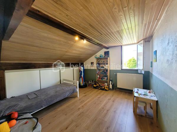 NEUILLY SUR MARNE, Quartier des 24 Arpents, maison de 147 m² comprenant :
Au rez-de-jardin (POSSIBILITE STUDIO INDEPENDANT) : Entrée, GARAGE, BUANDERIE, chaufferie, grande pièce (d'environ  20m²), CUISINE D'ETE et salle d'eau avec WC.
Au premier étage : Salon - Salle à manger (environ 30 m²avec cheminée), Cuisine aménagée et équipée, DEUX CHAMBRES, salle d'eau, WC.
Au deuxième étage : PIECE PALIERE, DEUX GRANDES CHAMBRES (avec placards sous pente), salle de bain avec WC. 
Le tout sur une parcelle de 305 m².

LES PLUS : 
- Possibilité studio indépendant en rez-de-jardin. 
- PORTAILS et PORTE d'entrée RECENTS
- CHAUDIERE récente (environ 3 ans)
- TOIT, ISOLATION et velux RECENTS