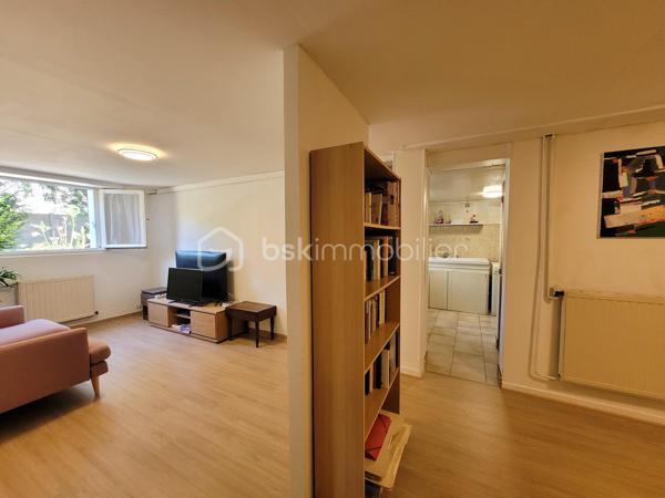 NEUILLY SUR MARNE, Quartier des 24 Arpents, maison de 147 m² comprenant :
Au rez-de-jardin (POSSIBILITE STUDIO INDEPENDANT) : Entrée, GARAGE, BUANDERIE, chaufferie, grande pièce (d'environ  20m²), CUISINE D'ETE et salle d'eau avec WC.
Au premier étage : Salon - Salle à manger (environ 30 m²avec cheminée), Cuisine aménagée et équipée, DEUX CHAMBRES, salle d'eau, WC.
Au deuxième étage : PIECE PALIERE, DEUX GRANDES CHAMBRES (avec placards sous pente), salle de bain avec WC. 
Le tout sur une parcelle de 305 m².

LES PLUS : 
- Possibilité studio indépendant en rez-de-jardin. 
- PORTAILS et PORTE d'entrée RECENTS
- CHAUDIERE récente (environ 3 ans)
- TOIT, ISOLATION et velux RECENTS