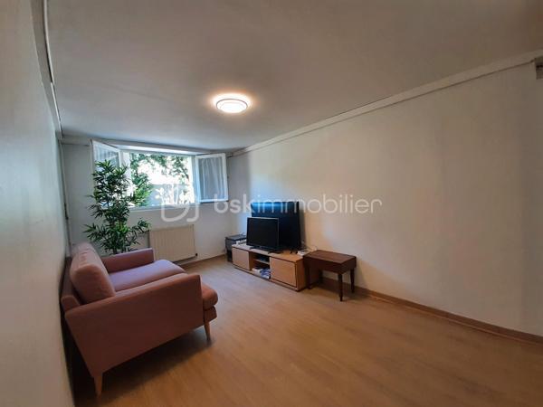 NEUILLY SUR MARNE, Quartier des 24 Arpents, maison de 147 m² comprenant :
Au rez-de-jardin (POSSIBILITE STUDIO INDEPENDANT) : Entrée, GARAGE, BUANDERIE, chaufferie, grande pièce (d'environ  20m²), CUISINE D'ETE et salle d'eau avec WC.
Au premier étage : Salon - Salle à manger (environ 30 m²avec cheminée), Cuisine aménagée et équipée, DEUX CHAMBRES, salle d'eau, WC.
Au deuxième étage : PIECE PALIERE, DEUX GRANDES CHAMBRES (avec placards sous pente), salle de bain avec WC. 
Le tout sur une parcelle de 305 m².

LES PLUS : 
- Possibilité studio indépendant en rez-de-jardin. 
- PORTAILS et PORTE d'entrée RECENTS
- CHAUDIERE récente (environ 3 ans)
- TOIT, ISOLATION et velux RECENTS