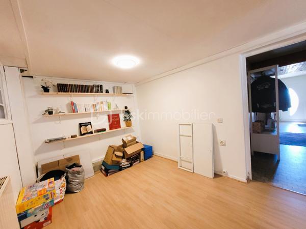 NEUILLY SUR MARNE, Quartier des 24 Arpents, maison de 147 m² comprenant :
Au rez-de-jardin (POSSIBILITE STUDIO INDEPENDANT) : Entrée, GARAGE, BUANDERIE, chaufferie, grande pièce (d'environ  20m²), CUISINE D'ETE et salle d'eau avec WC.
Au premier étage : Salon - Salle à manger (environ 30 m²avec cheminée), Cuisine aménagée et équipée, DEUX CHAMBRES, salle d'eau, WC.
Au deuxième étage : PIECE PALIERE, DEUX GRANDES CHAMBRES (avec placards sous pente), salle de bain avec WC. 
Le tout sur une parcelle de 305 m².

LES PLUS : 
- Possibilité studio indépendant en rez-de-jardin. 
- PORTAILS et PORTE d'entrée RECENTS
- CHAUDIERE récente (environ 3 ans)
- TOIT, ISOLATION et velux RECENTS