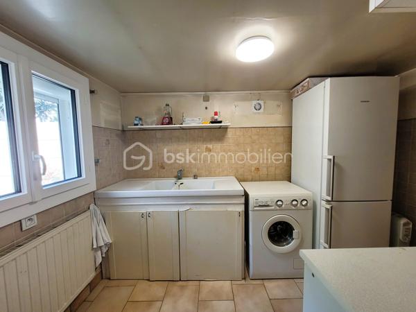 NEUILLY SUR MARNE, Quartier des 24 Arpents, maison de 147 m² comprenant :
Au rez-de-jardin (POSSIBILITE STUDIO INDEPENDANT) : Entrée, GARAGE, BUANDERIE, chaufferie, grande pièce (d'environ  20m²), CUISINE D'ETE et salle d'eau avec WC.
Au premier étage : Salon - Salle à manger (environ 30 m²avec cheminée), Cuisine aménagée et équipée, DEUX CHAMBRES, salle d'eau, WC.
Au deuxième étage : PIECE PALIERE, DEUX GRANDES CHAMBRES (avec placards sous pente), salle de bain avec WC. 
Le tout sur une parcelle de 305 m².

LES PLUS : 
- Possibilité studio indépendant en rez-de-jardin. 
- PORTAILS et PORTE d'entrée RECENTS
- CHAUDIERE récente (environ 3 ans)
- TOIT, ISOLATION et velux RECENTS