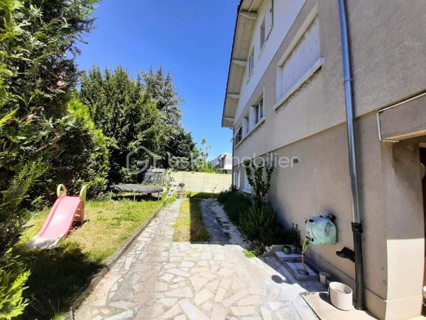 NEUILLY SUR MARNE, Quartier des 24 Arpents, maison de 147 m² comprenant :
Au rez-de-jardin (POSSIBILITE STUDIO INDEPENDANT) : Entrée, GARAGE, BUANDERIE, chaufferie, grande pièce (d'environ  20m²), CUISINE D'ETE et salle d'eau avec WC.
Au premier étage : Salon - Salle à manger (environ 30 m²avec cheminée), Cuisine aménagée et équipée, DEUX CHAMBRES, salle d'eau, WC.
Au deuxième étage : PIECE PALIERE, DEUX GRANDES CHAMBRES (avec placards sous pente), salle de bain avec WC. 
Le tout sur une parcelle de 305 m².

LES PLUS : 
- Possibilité studio indépendant en rez-de-jardin. 
- PORTAILS et PORTE d'entrée RECENTS
- CHAUDIERE récente (environ 3 ans)
- TOIT, ISOLATION et velux RECENTS