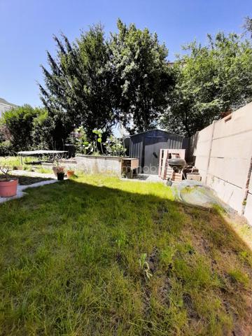 NEUILLY SUR MARNE, Quartier des 24 Arpents, maison de 147 m² comprenant :
Au rez-de-jardin (POSSIBILITE STUDIO INDEPENDANT) : Entrée, GARAGE, BUANDERIE, chaufferie, grande pièce (d'environ  20m²), CUISINE D'ETE et salle d'eau avec WC.
Au premier étage : Salon - Salle à manger (environ 30 m²avec cheminée), Cuisine aménagée et équipée, DEUX CHAMBRES, salle d'eau, WC.
Au deuxième étage : PIECE PALIERE, DEUX GRANDES CHAMBRES (avec placards sous pente), salle de bain avec WC. 
Le tout sur une parcelle de 305 m².

LES PLUS : 
- Possibilité studio indépendant en rez-de-jardin. 
- PORTAILS et PORTE d'entrée RECENTS
- CHAUDIERE récente (environ 3 ans)
- TOIT, ISOLATION et velux RECENTS