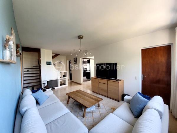 NEUILLY SUR MARNE, Quartier des 24 Arpents, maison de 147 m² comprenant :
Au rez-de-jardin (POSSIBILITE STUDIO INDEPENDANT) : Entrée, GARAGE, BUANDERIE, chaufferie, grande pièce (d'environ  20m²), CUISINE D'ETE et salle d'eau avec WC.
Au premier étage : Salon - Salle à manger (environ 30 m²avec cheminée), Cuisine aménagée et équipée, DEUX CHAMBRES, salle d'eau, WC.
Au deuxième étage : PIECE PALIERE, DEUX GRANDES CHAMBRES (avec placards sous pente), salle de bain avec WC. 
Le tout sur une parcelle de 305 m².

LES PLUS : 
- Possibilité studio indépendant en rez-de-jardin. 
- PORTAILS et PORTE d'entrée RECENTS
- CHAUDIERE récente (environ 3 ans)
- TOIT, ISOLATION et velux RECENTS