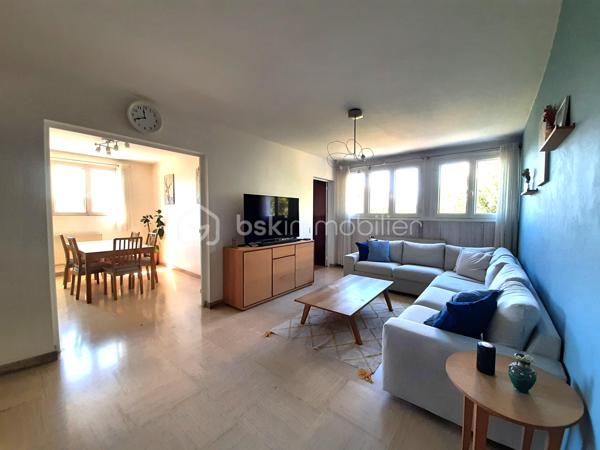 NEUILLY SUR MARNE, Quartier des 24 Arpents, maison de 147 m² comprenant :
Au rez-de-jardin (POSSIBILITE STUDIO INDEPENDANT) : Entrée, GARAGE, BUANDERIE, chaufferie, grande pièce (d'environ  20m²), CUISINE D'ETE et salle d'eau avec WC.
Au premier étage : Salon - Salle à manger (environ 30 m²avec cheminée), Cuisine aménagée et équipée, DEUX CHAMBRES, salle d'eau, WC.
Au deuxième étage : PIECE PALIERE, DEUX GRANDES CHAMBRES (avec placards sous pente), salle de bain avec WC. 
Le tout sur une parcelle de 305 m².

LES PLUS : 
- Possibilité studio indépendant en rez-de-jardin. 
- PORTAILS et PORTE d'entrée RECENTS
- CHAUDIERE récente (environ 3 ans)
- TOIT, ISOLATION et velux RECENTS