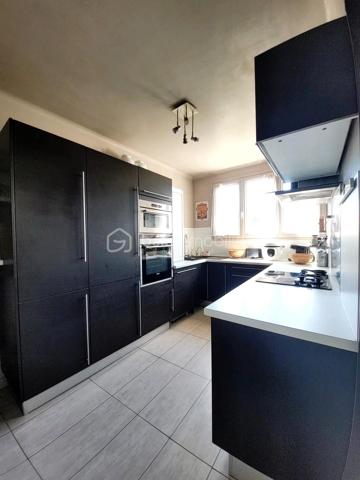 NEUILLY SUR MARNE, Quartier des 24 Arpents, maison de 147 m² comprenant :
Au rez-de-jardin (POSSIBILITE STUDIO INDEPENDANT) : Entrée, GARAGE, BUANDERIE, chaufferie, grande pièce (d'environ  20m²), CUISINE D'ETE et salle d'eau avec WC.
Au premier étage : Salon - Salle à manger (environ 30 m²avec cheminée), Cuisine aménagée et équipée, DEUX CHAMBRES, salle d'eau, WC.
Au deuxième étage : PIECE PALIERE, DEUX GRANDES CHAMBRES (avec placards sous pente), salle de bain avec WC. 
Le tout sur une parcelle de 305 m².

LES PLUS : 
- Possibilité studio indépendant en rez-de-jardin. 
- PORTAILS et PORTE d'entrée RECENTS
- CHAUDIERE récente (environ 3 ans)
- TOIT, ISOLATION et velux RECENTS
