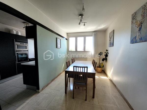 NEUILLY SUR MARNE, Quartier des 24 Arpents, maison de 147 m² comprenant :
Au rez-de-jardin (POSSIBILITE STUDIO INDEPENDANT) : Entrée, GARAGE, BUANDERIE, chaufferie, grande pièce (d'environ  20m²), CUISINE D'ETE et salle d'eau avec WC.
Au premier étage : Salon - Salle à manger (environ 30 m²avec cheminée), Cuisine aménagée et équipée, DEUX CHAMBRES, salle d'eau, WC.
Au deuxième étage : PIECE PALIERE, DEUX GRANDES CHAMBRES (avec placards sous pente), salle de bain avec WC. 
Le tout sur une parcelle de 305 m².

LES PLUS : 
- Possibilité studio indépendant en rez-de-jardin. 
- PORTAILS et PORTE d'entrée RECENTS
- CHAUDIERE récente (environ 3 ans)
- TOIT, ISOLATION et velux RECENTS