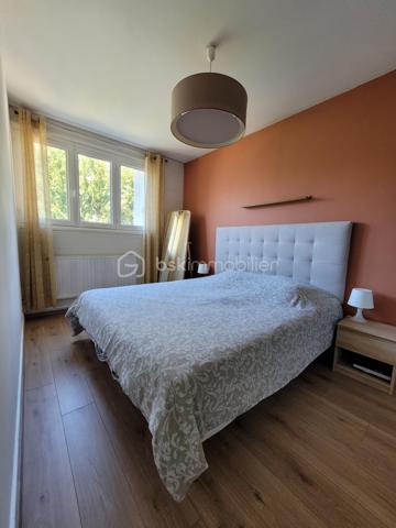 NEUILLY SUR MARNE, Quartier des 24 Arpents, maison de 147 m² comprenant :
Au rez-de-jardin (POSSIBILITE STUDIO INDEPENDANT) : Entrée, GARAGE, BUANDERIE, chaufferie, grande pièce (d'environ  20m²), CUISINE D'ETE et salle d'eau avec WC.
Au premier étage : Salon - Salle à manger (environ 30 m²avec cheminée), Cuisine aménagée et équipée, DEUX CHAMBRES, salle d'eau, WC.
Au deuxième étage : PIECE PALIERE, DEUX GRANDES CHAMBRES (avec placards sous pente), salle de bain avec WC. 
Le tout sur une parcelle de 305 m².

LES PLUS : 
- Possibilité studio indépendant en rez-de-jardin. 
- PORTAILS et PORTE d'entrée RECENTS
- CHAUDIERE récente (environ 3 ans)
- TOIT, ISOLATION et velux RECENTS