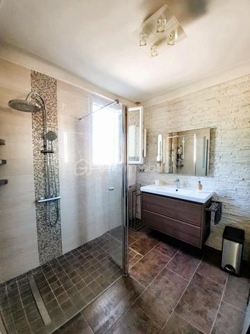 NEUILLY SUR MARNE, Quartier des 24 Arpents, maison de 147 m² comprenant :
Au rez-de-jardin (POSSIBILITE STUDIO INDEPENDANT) : Entrée, GARAGE, BUANDERIE, chaufferie, grande pièce (d'environ  20m²), CUISINE D'ETE et salle d'eau avec WC.
Au premier étage : Salon - Salle à manger (environ 30 m²avec cheminée), Cuisine aménagée et équipée, DEUX CHAMBRES, salle d'eau, WC.
Au deuxième étage : PIECE PALIERE, DEUX GRANDES CHAMBRES (avec placards sous pente), salle de bain avec WC. 
Le tout sur une parcelle de 305 m².

LES PLUS : 
- Possibilité studio indépendant en rez-de-jardin. 
- PORTAILS et PORTE d'entrée RECENTS
- CHAUDIERE récente (environ 3 ans)
- TOIT, ISOLATION et velux RECENTS