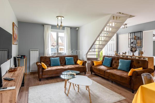 À découvrir sans tarder : belle maison familiale de 9 pièces située dans le Bourg de Serris, dans un environnement calme et résidentiel, à proximité immédiate des commerces, des écoles et des transports.

Cette maison offre une configuration idéale pour une famille grâce à ses beaux volumes et ses nombreux espaces de vie.

Au rez-de-chaussée, vous profiterez d'une vaste pièce de vie lumineuse avec cuisine ouverte sur le salon, parfaite pour partager des moments conviviaux ainsi qu’une deuxième pièce de vie déjà aménagé en salle de cinéma. Une suite parentale comprenant une chambre, une salle d'eau privative et un dressing apporte un confort de vie très apprécié. Ce niveau dispose également d'un WC indépendant, d'une buanderie ainsi que d'une pièce supplémentaire au-dessus de celle-ci aménagée en chambre (ou bureau, salle de jeux, salle de sport…)

À l'étage, un grand palier offre un espace polyvalent idéal pour une salle de jeux, un bureau ou un coin détente. Vous y trouverez également trois belles chambres avec rangements intégrés ainsi qu'une salle d'eau avec WC.

À l'extérieur, vous profiterez d'un agréable jardin exposé plein sud avec terrasse, idéal pour les repas en famille et les moments de détente. Deux abris de jardin complètent l'ensemble, dont un fermé permettant un rangement pratique tout au long de l'année.

Les atouts du bien :
Suite parentale au rez-de-chaussée avec dressing et salle d'eau.
4 à 5 chambres selon l'aménagement souhaité
Nombreux rangements intégrés dans les chambres
Espace bureau ou salle de jeux.
Fibre optique installée
Climatisation dans chaque pièce
Système d’alarme 
Stationnement privatif extérieur
Jardin exposé sud avec terrasse.
Deux abris de jardin
Secteur calme et recherché

Emplacement privilégié :
À seulement quelques minutes du centre commercial Val d'Europe et de ses nombreuses boutiques, restaurants et services, ainsi que de la gare RER A Val d'Europe permettant de rejoindre Paris facilement. Le secteur bénéficie également d'un accès rapide aux axes routiers, aux écoles et aux infrastructures de loisirs.

Une maison rare sur le secteur, alliant confort, espace et qualité de vie au cœur du Val d'Europe.