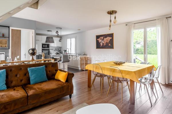À découvrir sans tarder : belle maison familiale de 9 pièces située dans le Bourg de Serris, dans un environnement calme et résidentiel, à proximité immédiate des commerces, des écoles et des transports.

Cette maison offre une configuration idéale pour une famille grâce à ses beaux volumes et ses nombreux espaces de vie.

Au rez-de-chaussée, vous profiterez d'une vaste pièce de vie lumineuse avec cuisine ouverte sur le salon, parfaite pour partager des moments conviviaux ainsi qu’une deuxième pièce de vie déjà aménagé en salle de cinéma. Une suite parentale comprenant une chambre, une salle d'eau privative et un dressing apporte un confort de vie très apprécié. Ce niveau dispose également d'un WC indépendant, d'une buanderie ainsi que d'une pièce supplémentaire au-dessus de celle-ci aménagée en chambre (ou bureau, salle de jeux, salle de sport…)

À l'étage, un grand palier offre un espace polyvalent idéal pour une salle de jeux, un bureau ou un coin détente. Vous y trouverez également trois belles chambres avec rangements intégrés ainsi qu'une salle d'eau avec WC.

À l'extérieur, vous profiterez d'un agréable jardin exposé plein sud avec terrasse, idéal pour les repas en famille et les moments de détente. Deux abris de jardin complètent l'ensemble, dont un fermé permettant un rangement pratique tout au long de l'année.

Les atouts du bien :
Suite parentale au rez-de-chaussée avec dressing et salle d'eau.
4 à 5 chambres selon l'aménagement souhaité
Nombreux rangements intégrés dans les chambres
Espace bureau ou salle de jeux.
Fibre optique installée
Climatisation dans chaque pièce
Système d’alarme 
Stationnement privatif extérieur
Jardin exposé sud avec terrasse.
Deux abris de jardin
Secteur calme et recherché

Emplacement privilégié :
À seulement quelques minutes du centre commercial Val d'Europe et de ses nombreuses boutiques, restaurants et services, ainsi que de la gare RER A Val d'Europe permettant de rejoindre Paris facilement. Le secteur bénéficie également d'un accès rapide aux axes routiers, aux écoles et aux infrastructures de loisirs.

Une maison rare sur le secteur, alliant confort, espace et qualité de vie au cœur du Val d'Europe.