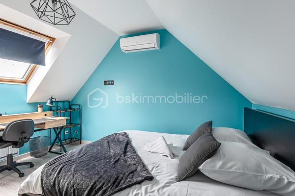 À découvrir sans tarder : belle maison familiale de 9 pièces située dans le Bourg de Serris, dans un environnement calme et résidentiel, à proximité immédiate des commerces, des écoles et des transports.

Cette maison offre une configuration idéale pour une famille grâce à ses beaux volumes et ses nombreux espaces de vie.

Au rez-de-chaussée, vous profiterez d'une vaste pièce de vie lumineuse avec cuisine ouverte sur le salon, parfaite pour partager des moments conviviaux ainsi qu’une deuxième pièce de vie déjà aménagé en salle de cinéma. Une suite parentale comprenant une chambre, une salle d'eau privative et un dressing apporte un confort de vie très apprécié. Ce niveau dispose également d'un WC indépendant, d'une buanderie ainsi que d'une pièce supplémentaire au-dessus de celle-ci aménagée en chambre (ou bureau, salle de jeux, salle de sport…)

À l'étage, un grand palier offre un espace polyvalent idéal pour une salle de jeux, un bureau ou un coin détente. Vous y trouverez également trois belles chambres avec rangements intégrés ainsi qu'une salle d'eau avec WC.

À l'extérieur, vous profiterez d'un agréable jardin exposé plein sud avec terrasse, idéal pour les repas en famille et les moments de détente. Deux abris de jardin complètent l'ensemble, dont un fermé permettant un rangement pratique tout au long de l'année.

Les atouts du bien :
Suite parentale au rez-de-chaussée avec dressing et salle d'eau.
4 à 5 chambres selon l'aménagement souhaité
Nombreux rangements intégrés dans les chambres
Espace bureau ou salle de jeux.
Fibre optique installée
Climatisation dans chaque pièce
Système d’alarme 
Stationnement privatif extérieur
Jardin exposé sud avec terrasse.
Deux abris de jardin
Secteur calme et recherché

Emplacement privilégié :
À seulement quelques minutes du centre commercial Val d'Europe et de ses nombreuses boutiques, restaurants et services, ainsi que de la gare RER A Val d'Europe permettant de rejoindre Paris facilement. Le secteur bénéficie également d'un accès rapide aux axes routiers, aux écoles et aux infrastructures de loisirs.

Une maison rare sur le secteur, alliant confort, espace et qualité de vie au cœur du Val d'Europe.