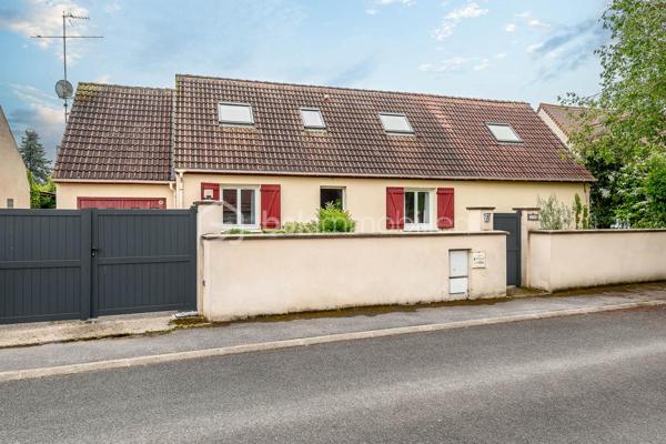 À découvrir sans tarder : belle maison familiale de 9 pièces située dans le Bourg de Serris, dans un environnement calme et résidentiel, à proximité immédiate des commerces, des écoles et des transports.

Cette maison offre une configuration idéale pour une famille grâce à ses beaux volumes et ses nombreux espaces de vie.

Au rez-de-chaussée, vous profiterez d'une vaste pièce de vie lumineuse avec cuisine ouverte sur le salon, parfaite pour partager des moments conviviaux ainsi qu’une deuxième pièce de vie déjà aménagé en salle de cinéma. Une suite parentale comprenant une chambre, une salle d'eau privative et un dressing apporte un confort de vie très apprécié. Ce niveau dispose également d'un WC indépendant, d'une buanderie ainsi que d'une pièce supplémentaire au-dessus de celle-ci aménagée en chambre (ou bureau, salle de jeux, salle de sport…)

À l'étage, un grand palier offre un espace polyvalent idéal pour une salle de jeux, un bureau ou un coin détente. Vous y trouverez également trois belles chambres avec rangements intégrés ainsi qu'une salle d'eau avec WC.

À l'extérieur, vous profiterez d'un agréable jardin exposé plein sud avec terrasse, idéal pour les repas en famille et les moments de détente. Deux abris de jardin complètent l'ensemble, dont un fermé permettant un rangement pratique tout au long de l'année.

Les atouts du bien :
Suite parentale au rez-de-chaussée avec dressing et salle d'eau.
4 à 5 chambres selon l'aménagement souhaité
Nombreux rangements intégrés dans les chambres
Espace bureau ou salle de jeux.
Fibre optique installée
Climatisation dans chaque pièce
Système d’alarme 
Stationnement privatif extérieur
Jardin exposé sud avec terrasse.
Deux abris de jardin
Secteur calme et recherché

Emplacement privilégié :
À seulement quelques minutes du centre commercial Val d'Europe et de ses nombreuses boutiques, restaurants et services, ainsi que de la gare RER A Val d'Europe permettant de rejoindre Paris facilement. Le secteur bénéficie également d'un accès rapide aux axes routiers, aux écoles et aux infrastructures de loisirs.

Une maison rare sur le secteur, alliant confort, espace et qualité de vie au cœur du Val d'Europe.