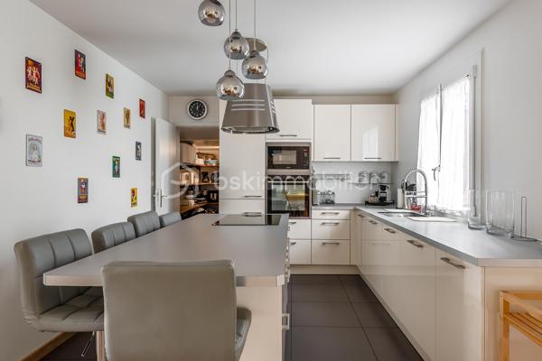 À découvrir sans tarder : belle maison familiale de 9 pièces située dans le Bourg de Serris, dans un environnement calme et résidentiel, à proximité immédiate des commerces, des écoles et des transports.

Cette maison offre une configuration idéale pour une famille grâce à ses beaux volumes et ses nombreux espaces de vie.

Au rez-de-chaussée, vous profiterez d'une vaste pièce de vie lumineuse avec cuisine ouverte sur le salon, parfaite pour partager des moments conviviaux ainsi qu’une deuxième pièce de vie déjà aménagé en salle de cinéma. Une suite parentale comprenant une chambre, une salle d'eau privative et un dressing apporte un confort de vie très apprécié. Ce niveau dispose également d'un WC indépendant, d'une buanderie ainsi que d'une pièce supplémentaire au-dessus de celle-ci aménagée en chambre (ou bureau, salle de jeux, salle de sport…)

À l'étage, un grand palier offre un espace polyvalent idéal pour une salle de jeux, un bureau ou un coin détente. Vous y trouverez également trois belles chambres avec rangements intégrés ainsi qu'une salle d'eau avec WC.

À l'extérieur, vous profiterez d'un agréable jardin exposé plein sud avec terrasse, idéal pour les repas en famille et les moments de détente. Deux abris de jardin complètent l'ensemble, dont un fermé permettant un rangement pratique tout au long de l'année.

Les atouts du bien :
Suite parentale au rez-de-chaussée avec dressing et salle d'eau.
4 à 5 chambres selon l'aménagement souhaité
Nombreux rangements intégrés dans les chambres
Espace bureau ou salle de jeux.
Fibre optique installée
Climatisation dans chaque pièce
Système d’alarme 
Stationnement privatif extérieur
Jardin exposé sud avec terrasse.
Deux abris de jardin
Secteur calme et recherché

Emplacement privilégié :
À seulement quelques minutes du centre commercial Val d'Europe et de ses nombreuses boutiques, restaurants et services, ainsi que de la gare RER A Val d'Europe permettant de rejoindre Paris facilement. Le secteur bénéficie également d'un accès rapide aux axes routiers, aux écoles et aux infrastructures de loisirs.

Une maison rare sur le secteur, alliant confort, espace et qualité de vie au cœur du Val d'Europe.