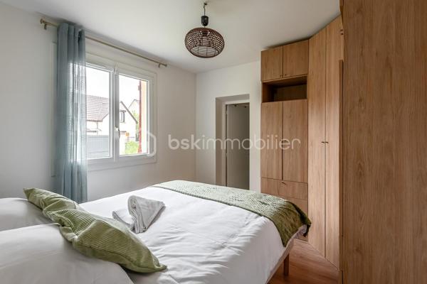 À découvrir sans tarder : belle maison familiale de 9 pièces située dans le Bourg de Serris, dans un environnement calme et résidentiel, à proximité immédiate des commerces, des écoles et des transports.

Cette maison offre une configuration idéale pour une famille grâce à ses beaux volumes et ses nombreux espaces de vie.

Au rez-de-chaussée, vous profiterez d'une vaste pièce de vie lumineuse avec cuisine ouverte sur le salon, parfaite pour partager des moments conviviaux ainsi qu’une deuxième pièce de vie déjà aménagé en salle de cinéma. Une suite parentale comprenant une chambre, une salle d'eau privative et un dressing apporte un confort de vie très apprécié. Ce niveau dispose également d'un WC indépendant, d'une buanderie ainsi que d'une pièce supplémentaire au-dessus de celle-ci aménagée en chambre (ou bureau, salle de jeux, salle de sport…)

À l'étage, un grand palier offre un espace polyvalent idéal pour une salle de jeux, un bureau ou un coin détente. Vous y trouverez également trois belles chambres avec rangements intégrés ainsi qu'une salle d'eau avec WC.

À l'extérieur, vous profiterez d'un agréable jardin exposé plein sud avec terrasse, idéal pour les repas en famille et les moments de détente. Deux abris de jardin complètent l'ensemble, dont un fermé permettant un rangement pratique tout au long de l'année.

Les atouts du bien :
Suite parentale au rez-de-chaussée avec dressing et salle d'eau.
4 à 5 chambres selon l'aménagement souhaité
Nombreux rangements intégrés dans les chambres
Espace bureau ou salle de jeux.
Fibre optique installée
Climatisation dans chaque pièce
Système d’alarme 
Stationnement privatif extérieur
Jardin exposé sud avec terrasse.
Deux abris de jardin
Secteur calme et recherché

Emplacement privilégié :
À seulement quelques minutes du centre commercial Val d'Europe et de ses nombreuses boutiques, restaurants et services, ainsi que de la gare RER A Val d'Europe permettant de rejoindre Paris facilement. Le secteur bénéficie également d'un accès rapide aux axes routiers, aux écoles et aux infrastructures de loisirs.

Une maison rare sur le secteur, alliant confort, espace et qualité de vie au cœur du Val d'Europe.