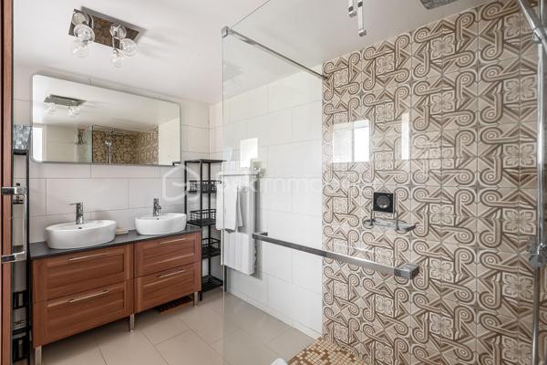 À découvrir sans tarder : belle maison familiale de 9 pièces située dans le Bourg de Serris, dans un environnement calme et résidentiel, à proximité immédiate des commerces, des écoles et des transports.

Cette maison offre une configuration idéale pour une famille grâce à ses beaux volumes et ses nombreux espaces de vie.

Au rez-de-chaussée, vous profiterez d'une vaste pièce de vie lumineuse avec cuisine ouverte sur le salon, parfaite pour partager des moments conviviaux ainsi qu’une deuxième pièce de vie déjà aménagé en salle de cinéma. Une suite parentale comprenant une chambre, une salle d'eau privative et un dressing apporte un confort de vie très apprécié. Ce niveau dispose également d'un WC indépendant, d'une buanderie ainsi que d'une pièce supplémentaire au-dessus de celle-ci aménagée en chambre (ou bureau, salle de jeux, salle de sport…)

À l'étage, un grand palier offre un espace polyvalent idéal pour une salle de jeux, un bureau ou un coin détente. Vous y trouverez également trois belles chambres avec rangements intégrés ainsi qu'une salle d'eau avec WC.

À l'extérieur, vous profiterez d'un agréable jardin exposé plein sud avec terrasse, idéal pour les repas en famille et les moments de détente. Deux abris de jardin complètent l'ensemble, dont un fermé permettant un rangement pratique tout au long de l'année.

Les atouts du bien :
Suite parentale au rez-de-chaussée avec dressing et salle d'eau.
4 à 5 chambres selon l'aménagement souhaité
Nombreux rangements intégrés dans les chambres
Espace bureau ou salle de jeux.
Fibre optique installée
Climatisation dans chaque pièce
Système d’alarme 
Stationnement privatif extérieur
Jardin exposé sud avec terrasse.
Deux abris de jardin
Secteur calme et recherché

Emplacement privilégié :
À seulement quelques minutes du centre commercial Val d'Europe et de ses nombreuses boutiques, restaurants et services, ainsi que de la gare RER A Val d'Europe permettant de rejoindre Paris facilement. Le secteur bénéficie également d'un accès rapide aux axes routiers, aux écoles et aux infrastructures de loisirs.

Une maison rare sur le secteur, alliant confort, espace et qualité de vie au cœur du Val d'Europe.