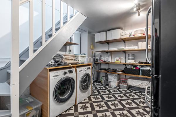 À découvrir sans tarder : belle maison familiale de 9 pièces située dans le Bourg de Serris, dans un environnement calme et résidentiel, à proximité immédiate des commerces, des écoles et des transports.

Cette maison offre une configuration idéale pour une famille grâce à ses beaux volumes et ses nombreux espaces de vie.

Au rez-de-chaussée, vous profiterez d'une vaste pièce de vie lumineuse avec cuisine ouverte sur le salon, parfaite pour partager des moments conviviaux ainsi qu’une deuxième pièce de vie déjà aménagé en salle de cinéma. Une suite parentale comprenant une chambre, une salle d'eau privative et un dressing apporte un confort de vie très apprécié. Ce niveau dispose également d'un WC indépendant, d'une buanderie ainsi que d'une pièce supplémentaire au-dessus de celle-ci aménagée en chambre (ou bureau, salle de jeux, salle de sport…)

À l'étage, un grand palier offre un espace polyvalent idéal pour une salle de jeux, un bureau ou un coin détente. Vous y trouverez également trois belles chambres avec rangements intégrés ainsi qu'une salle d'eau avec WC.

À l'extérieur, vous profiterez d'un agréable jardin exposé plein sud avec terrasse, idéal pour les repas en famille et les moments de détente. Deux abris de jardin complètent l'ensemble, dont un fermé permettant un rangement pratique tout au long de l'année.

Les atouts du bien :
Suite parentale au rez-de-chaussée avec dressing et salle d'eau.
4 à 5 chambres selon l'aménagement souhaité
Nombreux rangements intégrés dans les chambres
Espace bureau ou salle de jeux.
Fibre optique installée
Climatisation dans chaque pièce
Système d’alarme 
Stationnement privatif extérieur
Jardin exposé sud avec terrasse.
Deux abris de jardin
Secteur calme et recherché

Emplacement privilégié :
À seulement quelques minutes du centre commercial Val d'Europe et de ses nombreuses boutiques, restaurants et services, ainsi que de la gare RER A Val d'Europe permettant de rejoindre Paris facilement. Le secteur bénéficie également d'un accès rapide aux axes routiers, aux écoles et aux infrastructures de loisirs.

Une maison rare sur le secteur, alliant confort, espace et qualité de vie au cœur du Val d'Europe.