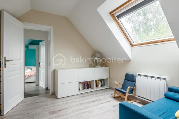 À découvrir sans tarder : belle maison familiale de 9 pièces située dans le Bourg de Serris, dans un environnement calme et résidentiel, à proximité immédiate des commerces, des écoles et des transports.

Cette maison offre une configuration idéale pour une famille grâce à ses beaux volumes et ses nombreux espaces de vie.

Au rez-de-chaussée, vous profiterez d'une vaste pièce de vie lumineuse avec cuisine ouverte sur le salon, parfaite pour partager des moments conviviaux ainsi qu’une deuxième pièce de vie déjà aménagé en salle de cinéma. Une suite parentale comprenant une chambre, une salle d'eau privative et un dressing apporte un confort de vie très apprécié. Ce niveau dispose également d'un WC indépendant, d'une buanderie ainsi que d'une pièce supplémentaire au-dessus de celle-ci aménagée en chambre (ou bureau, salle de jeux, salle de sport…)

À l'étage, un grand palier offre un espace polyvalent idéal pour une salle de jeux, un bureau ou un coin détente. Vous y trouverez également trois belles chambres avec rangements intégrés ainsi qu'une salle d'eau avec WC.

À l'extérieur, vous profiterez d'un agréable jardin exposé plein sud avec terrasse, idéal pour les repas en famille et les moments de détente. Deux abris de jardin complètent l'ensemble, dont un fermé permettant un rangement pratique tout au long de l'année.

Les atouts du bien :
Suite parentale au rez-de-chaussée avec dressing et salle d'eau.
4 à 5 chambres selon l'aménagement souhaité
Nombreux rangements intégrés dans les chambres
Espace bureau ou salle de jeux.
Fibre optique installée
Climatisation dans chaque pièce
Système d’alarme 
Stationnement privatif extérieur
Jardin exposé sud avec terrasse.
Deux abris de jardin
Secteur calme et recherché

Emplacement privilégié :
À seulement quelques minutes du centre commercial Val d'Europe et de ses nombreuses boutiques, restaurants et services, ainsi que de la gare RER A Val d'Europe permettant de rejoindre Paris facilement. Le secteur bénéficie également d'un accès rapide aux axes routiers, aux écoles et aux infrastructures de loisirs.

Une maison rare sur le secteur, alliant confort, espace et qualité de vie au cœur du Val d'Europe.