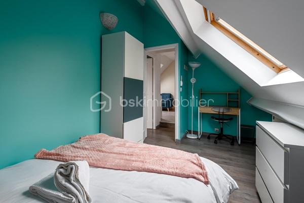 À découvrir sans tarder : belle maison familiale de 9 pièces située dans le Bourg de Serris, dans un environnement calme et résidentiel, à proximité immédiate des commerces, des écoles et des transports.

Cette maison offre une configuration idéale pour une famille grâce à ses beaux volumes et ses nombreux espaces de vie.

Au rez-de-chaussée, vous profiterez d'une vaste pièce de vie lumineuse avec cuisine ouverte sur le salon, parfaite pour partager des moments conviviaux ainsi qu’une deuxième pièce de vie déjà aménagé en salle de cinéma. Une suite parentale comprenant une chambre, une salle d'eau privative et un dressing apporte un confort de vie très apprécié. Ce niveau dispose également d'un WC indépendant, d'une buanderie ainsi que d'une pièce supplémentaire au-dessus de celle-ci aménagée en chambre (ou bureau, salle de jeux, salle de sport…)

À l'étage, un grand palier offre un espace polyvalent idéal pour une salle de jeux, un bureau ou un coin détente. Vous y trouverez également trois belles chambres avec rangements intégrés ainsi qu'une salle d'eau avec WC.

À l'extérieur, vous profiterez d'un agréable jardin exposé plein sud avec terrasse, idéal pour les repas en famille et les moments de détente. Deux abris de jardin complètent l'ensemble, dont un fermé permettant un rangement pratique tout au long de l'année.

Les atouts du bien :
Suite parentale au rez-de-chaussée avec dressing et salle d'eau.
4 à 5 chambres selon l'aménagement souhaité
Nombreux rangements intégrés dans les chambres
Espace bureau ou salle de jeux.
Fibre optique installée
Climatisation dans chaque pièce
Système d’alarme 
Stationnement privatif extérieur
Jardin exposé sud avec terrasse.
Deux abris de jardin
Secteur calme et recherché

Emplacement privilégié :
À seulement quelques minutes du centre commercial Val d'Europe et de ses nombreuses boutiques, restaurants et services, ainsi que de la gare RER A Val d'Europe permettant de rejoindre Paris facilement. Le secteur bénéficie également d'un accès rapide aux axes routiers, aux écoles et aux infrastructures de loisirs.

Une maison rare sur le secteur, alliant confort, espace et qualité de vie au cœur du Val d'Europe.