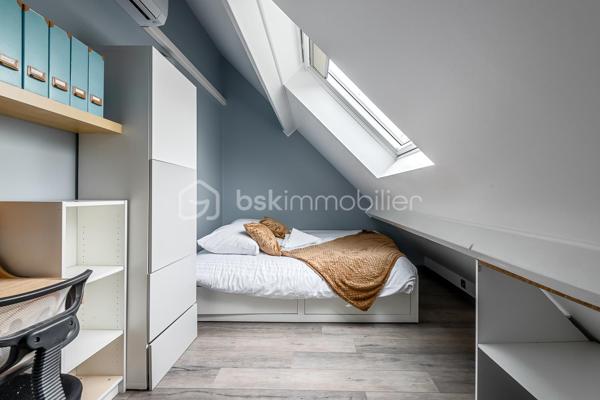 À découvrir sans tarder : belle maison familiale de 9 pièces située dans le Bourg de Serris, dans un environnement calme et résidentiel, à proximité immédiate des commerces, des écoles et des transports.

Cette maison offre une configuration idéale pour une famille grâce à ses beaux volumes et ses nombreux espaces de vie.

Au rez-de-chaussée, vous profiterez d'une vaste pièce de vie lumineuse avec cuisine ouverte sur le salon, parfaite pour partager des moments conviviaux ainsi qu’une deuxième pièce de vie déjà aménagé en salle de cinéma. Une suite parentale comprenant une chambre, une salle d'eau privative et un dressing apporte un confort de vie très apprécié. Ce niveau dispose également d'un WC indépendant, d'une buanderie ainsi que d'une pièce supplémentaire au-dessus de celle-ci aménagée en chambre (ou bureau, salle de jeux, salle de sport…)

À l'étage, un grand palier offre un espace polyvalent idéal pour une salle de jeux, un bureau ou un coin détente. Vous y trouverez également trois belles chambres avec rangements intégrés ainsi qu'une salle d'eau avec WC.

À l'extérieur, vous profiterez d'un agréable jardin exposé plein sud avec terrasse, idéal pour les repas en famille et les moments de détente. Deux abris de jardin complètent l'ensemble, dont un fermé permettant un rangement pratique tout au long de l'année.

Les atouts du bien :
Suite parentale au rez-de-chaussée avec dressing et salle d'eau.
4 à 5 chambres selon l'aménagement souhaité
Nombreux rangements intégrés dans les chambres
Espace bureau ou salle de jeux.
Fibre optique installée
Climatisation dans chaque pièce
Système d’alarme 
Stationnement privatif extérieur
Jardin exposé sud avec terrasse.
Deux abris de jardin
Secteur calme et recherché

Emplacement privilégié :
À seulement quelques minutes du centre commercial Val d'Europe et de ses nombreuses boutiques, restaurants et services, ainsi que de la gare RER A Val d'Europe permettant de rejoindre Paris facilement. Le secteur bénéficie également d'un accès rapide aux axes routiers, aux écoles et aux infrastructures de loisirs.

Une maison rare sur le secteur, alliant confort, espace et qualité de vie au cœur du Val d'Europe.