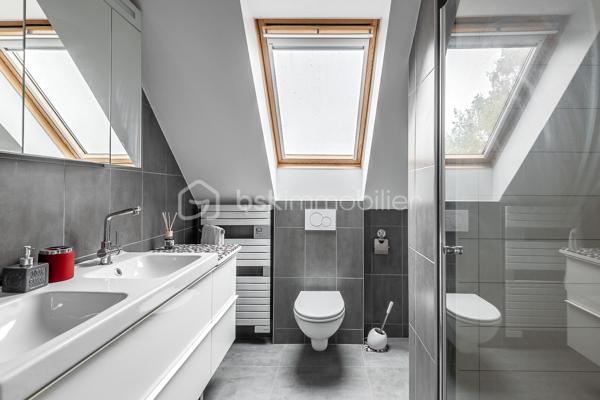À découvrir sans tarder : belle maison familiale de 9 pièces située dans le Bourg de Serris, dans un environnement calme et résidentiel, à proximité immédiate des commerces, des écoles et des transports.

Cette maison offre une configuration idéale pour une famille grâce à ses beaux volumes et ses nombreux espaces de vie.

Au rez-de-chaussée, vous profiterez d'une vaste pièce de vie lumineuse avec cuisine ouverte sur le salon, parfaite pour partager des moments conviviaux ainsi qu’une deuxième pièce de vie déjà aménagé en salle de cinéma. Une suite parentale comprenant une chambre, une salle d'eau privative et un dressing apporte un confort de vie très apprécié. Ce niveau dispose également d'un WC indépendant, d'une buanderie ainsi que d'une pièce supplémentaire au-dessus de celle-ci aménagée en chambre (ou bureau, salle de jeux, salle de sport…)

À l'étage, un grand palier offre un espace polyvalent idéal pour une salle de jeux, un bureau ou un coin détente. Vous y trouverez également trois belles chambres avec rangements intégrés ainsi qu'une salle d'eau avec WC.

À l'extérieur, vous profiterez d'un agréable jardin exposé plein sud avec terrasse, idéal pour les repas en famille et les moments de détente. Deux abris de jardin complètent l'ensemble, dont un fermé permettant un rangement pratique tout au long de l'année.

Les atouts du bien :
Suite parentale au rez-de-chaussée avec dressing et salle d'eau.
4 à 5 chambres selon l'aménagement souhaité
Nombreux rangements intégrés dans les chambres
Espace bureau ou salle de jeux.
Fibre optique installée
Climatisation dans chaque pièce
Système d’alarme 
Stationnement privatif extérieur
Jardin exposé sud avec terrasse.
Deux abris de jardin
Secteur calme et recherché

Emplacement privilégié :
À seulement quelques minutes du centre commercial Val d'Europe et de ses nombreuses boutiques, restaurants et services, ainsi que de la gare RER A Val d'Europe permettant de rejoindre Paris facilement. Le secteur bénéficie également d'un accès rapide aux axes routiers, aux écoles et aux infrastructures de loisirs.

Une maison rare sur le secteur, alliant confort, espace et qualité de vie au cœur du Val d'Europe.