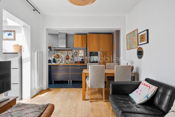 Cette maison pleine de caractère séduira les amateurs de lieux atypiques et chaleureux, à mi-chemin entre la maison de ville et le loft intimiste, à proximité des gares de Vanves-Malakoff et Clamart (transilien Ligne N et future ligne 15). Les lignes 13 (Plateau de Vanves) et 12 (Corentin Celton) sont également accessibles à pied.

Cette maison de ville de 81 m² répartis sur trois niveaux, présente une configuration originale et pleine de charme.
Elle est composée d’une pièce de vie conviviale avec cuisine ouverte, avec une atmosphère cosy et contemporaine. 
En souplexe, une chambre offre un espace nuit intime et atypique.
Au premier niveau, vous découvrirez un espace bureau idéal pour le télétravail ainsi qu’une salle de bains avec WC. Quelques marches plus haut mènent à une première chambre, puis un second escalier dessert une petite chambre supplémentaire ou une mezzanine selon vos besoins : chambre d’appoint, coin lecture, atelier ou espace détente.

À l’extérieur, une terrasse à l’abri des regards permet de profiter des beaux jours en toute tranquillité. 

Cette maison s’adresse particulièrement à un jeune couple urbain en quête d’un lieu de vie original, souhaitant profiter des avantages d’une maison avec extérieur, tout en restant dans un format facile à vivre.  Sectorisation Michelet (collège et lycée).

Ses atouts :
- Maison atypique
- Calme
- Lumineuse
- Espace à aménager en fonction de ses envies et de la composition familiale
- Terrasse ensoleillée