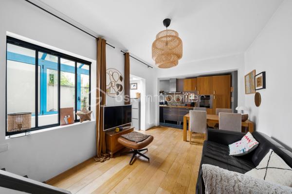 Cette maison pleine de caractère séduira les amateurs de lieux atypiques et chaleureux, à mi-chemin entre la maison de ville et le loft intimiste, à proximité des gares de Vanves-Malakoff et Clamart (transilien Ligne N et future ligne 15). Les lignes 13 (Plateau de Vanves) et 12 (Corentin Celton) sont également accessibles à pied.

Cette maison de ville de 81 m² répartis sur trois niveaux, présente une configuration originale et pleine de charme.
Elle est composée d’une pièce de vie conviviale avec cuisine ouverte, avec une atmosphère cosy et contemporaine. 
En souplexe, une chambre offre un espace nuit intime et atypique.
Au premier niveau, vous découvrirez un espace bureau idéal pour le télétravail ainsi qu’une salle de bains avec WC. Quelques marches plus haut mènent à une première chambre, puis un second escalier dessert une petite chambre supplémentaire ou une mezzanine selon vos besoins : chambre d’appoint, coin lecture, atelier ou espace détente.

À l’extérieur, une terrasse à l’abri des regards permet de profiter des beaux jours en toute tranquillité. 

Cette maison s’adresse particulièrement à un jeune couple urbain en quête d’un lieu de vie original, souhaitant profiter des avantages d’une maison avec extérieur, tout en restant dans un format facile à vivre.  Sectorisation Michelet (collège et lycée).

Ses atouts :
- Maison atypique
- Calme
- Lumineuse
- Espace à aménager en fonction de ses envies et de la composition familiale
- Terrasse ensoleillée