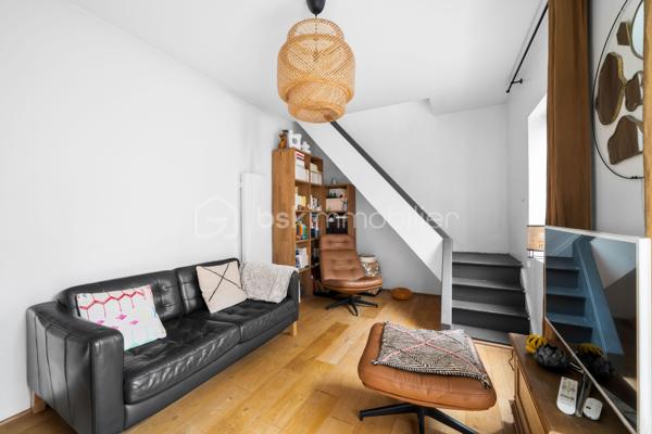 Cette maison pleine de caractère séduira les amateurs de lieux atypiques et chaleureux, à mi-chemin entre la maison de ville et le loft intimiste, à proximité des gares de Vanves-Malakoff et Clamart (transilien Ligne N et future ligne 15). Les lignes 13 (Plateau de Vanves) et 12 (Corentin Celton) sont également accessibles à pied.

Cette maison de ville de 81 m² répartis sur trois niveaux, présente une configuration originale et pleine de charme.
Elle est composée d’une pièce de vie conviviale avec cuisine ouverte, avec une atmosphère cosy et contemporaine. 
En souplexe, une chambre offre un espace nuit intime et atypique.
Au premier niveau, vous découvrirez un espace bureau idéal pour le télétravail ainsi qu’une salle de bains avec WC. Quelques marches plus haut mènent à une première chambre, puis un second escalier dessert une petite chambre supplémentaire ou une mezzanine selon vos besoins : chambre d’appoint, coin lecture, atelier ou espace détente.

À l’extérieur, une terrasse à l’abri des regards permet de profiter des beaux jours en toute tranquillité. 

Cette maison s’adresse particulièrement à un jeune couple urbain en quête d’un lieu de vie original, souhaitant profiter des avantages d’une maison avec extérieur, tout en restant dans un format facile à vivre.  Sectorisation Michelet (collège et lycée).

Ses atouts :
- Maison atypique
- Calme
- Lumineuse
- Espace à aménager en fonction de ses envies et de la composition familiale
- Terrasse ensoleillée