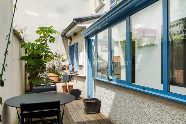 Cette maison pleine de caractère séduira les amateurs de lieux atypiques et chaleureux, à mi-chemin entre la maison de ville et le loft intimiste, à proximité des gares de Vanves-Malakoff et Clamart (transilien Ligne N et future ligne 15). Les lignes 13 (Plateau de Vanves) et 12 (Corentin Celton) sont également accessibles à pied.

Cette maison de ville de 81 m² répartis sur trois niveaux, présente une configuration originale et pleine de charme.
Elle est composée d’une pièce de vie conviviale avec cuisine ouverte, avec une atmosphère cosy et contemporaine. 
En souplexe, une chambre offre un espace nuit intime et atypique.
Au premier niveau, vous découvrirez un espace bureau idéal pour le télétravail ainsi qu’une salle de bains avec WC. Quelques marches plus haut mènent à une première chambre, puis un second escalier dessert une petite chambre supplémentaire ou une mezzanine selon vos besoins : chambre d’appoint, coin lecture, atelier ou espace détente.

À l’extérieur, une terrasse à l’abri des regards permet de profiter des beaux jours en toute tranquillité. 

Cette maison s’adresse particulièrement à un jeune couple urbain en quête d’un lieu de vie original, souhaitant profiter des avantages d’une maison avec extérieur, tout en restant dans un format facile à vivre.  Sectorisation Michelet (collège et lycée).

Ses atouts :
- Maison atypique
- Calme
- Lumineuse
- Espace à aménager en fonction de ses envies et de la composition familiale
- Terrasse ensoleillée