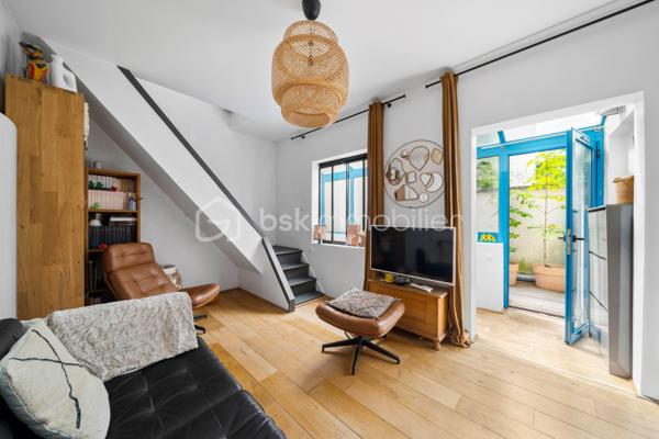 Cette maison pleine de caractère séduira les amateurs de lieux atypiques et chaleureux, à mi-chemin entre la maison de ville et le loft intimiste, à proximité des gares de Vanves-Malakoff et Clamart (transilien Ligne N et future ligne 15). Les lignes 13 (Plateau de Vanves) et 12 (Corentin Celton) sont également accessibles à pied.

Cette maison de ville de 81 m² répartis sur trois niveaux, présente une configuration originale et pleine de charme.
Elle est composée d’une pièce de vie conviviale avec cuisine ouverte, avec une atmosphère cosy et contemporaine. 
En souplexe, une chambre offre un espace nuit intime et atypique.
Au premier niveau, vous découvrirez un espace bureau idéal pour le télétravail ainsi qu’une salle de bains avec WC. Quelques marches plus haut mènent à une première chambre, puis un second escalier dessert une petite chambre supplémentaire ou une mezzanine selon vos besoins : chambre d’appoint, coin lecture, atelier ou espace détente.

À l’extérieur, une terrasse à l’abri des regards permet de profiter des beaux jours en toute tranquillité. 

Cette maison s’adresse particulièrement à un jeune couple urbain en quête d’un lieu de vie original, souhaitant profiter des avantages d’une maison avec extérieur, tout en restant dans un format facile à vivre.  Sectorisation Michelet (collège et lycée).

Ses atouts :
- Maison atypique
- Calme
- Lumineuse
- Espace à aménager en fonction de ses envies et de la composition familiale
- Terrasse ensoleillée