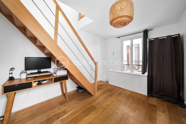 Cette maison pleine de caractère séduira les amateurs de lieux atypiques et chaleureux, à mi-chemin entre la maison de ville et le loft intimiste, à proximité des gares de Vanves-Malakoff et Clamart (transilien Ligne N et future ligne 15). Les lignes 13 (Plateau de Vanves) et 12 (Corentin Celton) sont également accessibles à pied.

Cette maison de ville de 81 m² répartis sur trois niveaux, présente une configuration originale et pleine de charme.
Elle est composée d’une pièce de vie conviviale avec cuisine ouverte, avec une atmosphère cosy et contemporaine. 
En souplexe, une chambre offre un espace nuit intime et atypique.
Au premier niveau, vous découvrirez un espace bureau idéal pour le télétravail ainsi qu’une salle de bains avec WC. Quelques marches plus haut mènent à une première chambre, puis un second escalier dessert une petite chambre supplémentaire ou une mezzanine selon vos besoins : chambre d’appoint, coin lecture, atelier ou espace détente.

À l’extérieur, une terrasse à l’abri des regards permet de profiter des beaux jours en toute tranquillité. 

Cette maison s’adresse particulièrement à un jeune couple urbain en quête d’un lieu de vie original, souhaitant profiter des avantages d’une maison avec extérieur, tout en restant dans un format facile à vivre.  Sectorisation Michelet (collège et lycée).

Ses atouts :
- Maison atypique
- Calme
- Lumineuse
- Espace à aménager en fonction de ses envies et de la composition familiale
- Terrasse ensoleillée