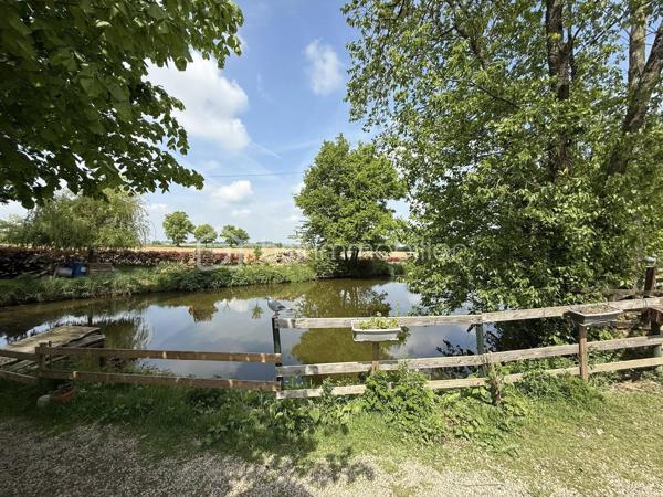 Vous rêvez d’un endroit paisible pour vous ressourcer ou lancer un projet nature ? Ne cherchez plus !

Terrain d’environ 2900 m² en pleine campagne, avec :
 • Abri de jardin de 25 m² avec sa terrasse en bois parfaite pour chiller ! ⛱️
 • Étang avec poissons pour les amateurs de nature et de pêche 🎣
 • Internet & fibre déjà installés ⚡️
 • Électricité pour les lumières 💡
 • Deux petits panneaux solaires déjà en place, avec possibilité d’en ajouter ☀️
 • Eau raccordable (environ 1 500 €) 🚰

Localisation au top :
 • À 45 min de Laval 🚗
 • À 15 min de Château-Gontier, Craon et Segré-en-Anjou Bleu 📍

Un lieu idéal pour vos week-ends nature, vos projets de loisirs ou simplement pour décrocher du quotidien 🌿