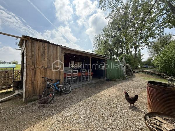 Vous rêvez d’un endroit paisible pour vous ressourcer ou lancer un projet nature ? Ne cherchez plus !

Terrain d’environ 2900 m² en pleine campagne, avec :
 • Abri de jardin de 25 m² avec sa terrasse en bois parfaite pour chiller ! ⛱️
 • Étang avec poissons pour les amateurs de nature et de pêche 🎣
 • Internet & fibre déjà installés ⚡️
 • Électricité pour les lumières 💡
 • Deux petits panneaux solaires déjà en place, avec possibilité d’en ajouter ☀️
 • Eau raccordable (environ 1 500 €) 🚰

Localisation au top :
 • À 45 min de Laval 🚗
 • À 15 min de Château-Gontier, Craon et Segré-en-Anjou Bleu 📍

Un lieu idéal pour vos week-ends nature, vos projets de loisirs ou simplement pour décrocher du quotidien 🌿