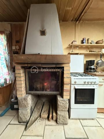 Vous rêvez d’un endroit paisible pour vous ressourcer ou lancer un projet nature ? Ne cherchez plus !

Terrain d’environ 2900 m² en pleine campagne, avec :
 • Abri de jardin de 25 m² avec sa terrasse en bois parfaite pour chiller ! ⛱️
 • Étang avec poissons pour les amateurs de nature et de pêche 🎣
 • Internet & fibre déjà installés ⚡️
 • Électricité pour les lumières 💡
 • Deux petits panneaux solaires déjà en place, avec possibilité d’en ajouter ☀️
 • Eau raccordable (environ 1 500 €) 🚰

Localisation au top :
 • À 45 min de Laval 🚗
 • À 15 min de Château-Gontier, Craon et Segré-en-Anjou Bleu 📍

Un lieu idéal pour vos week-ends nature, vos projets de loisirs ou simplement pour décrocher du quotidien 🌿