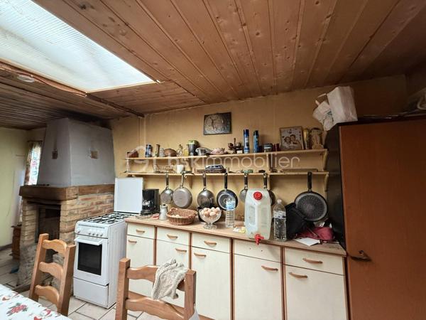 Vous rêvez d’un endroit paisible pour vous ressourcer ou lancer un projet nature ? Ne cherchez plus !

Terrain d’environ 2900 m² en pleine campagne, avec :
 • Abri de jardin de 25 m² avec sa terrasse en bois parfaite pour chiller ! ⛱️
 • Étang avec poissons pour les amateurs de nature et de pêche 🎣
 • Internet & fibre déjà installés ⚡️
 • Électricité pour les lumières 💡
 • Deux petits panneaux solaires déjà en place, avec possibilité d’en ajouter ☀️
 • Eau raccordable (environ 1 500 €) 🚰

Localisation au top :
 • À 45 min de Laval 🚗
 • À 15 min de Château-Gontier, Craon et Segré-en-Anjou Bleu 📍

Un lieu idéal pour vos week-ends nature, vos projets de loisirs ou simplement pour décrocher du quotidien 🌿