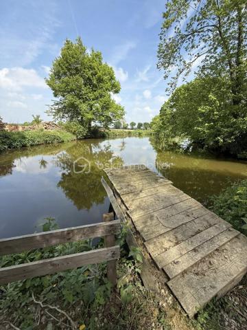Vous rêvez d’un endroit paisible pour vous ressourcer ou lancer un projet nature ? Ne cherchez plus !

Terrain d’environ 2900 m² en pleine campagne, avec :
 • Abri de jardin de 25 m² avec sa terrasse en bois parfaite pour chiller ! ⛱️
 • Étang avec poissons pour les amateurs de nature et de pêche 🎣
 • Internet & fibre déjà installés ⚡️
 • Électricité pour les lumières 💡
 • Deux petits panneaux solaires déjà en place, avec possibilité d’en ajouter ☀️
 • Eau raccordable (environ 1 500 €) 🚰

Localisation au top :
 • À 45 min de Laval 🚗
 • À 15 min de Château-Gontier, Craon et Segré-en-Anjou Bleu 📍

Un lieu idéal pour vos week-ends nature, vos projets de loisirs ou simplement pour décrocher du quotidien 🌿