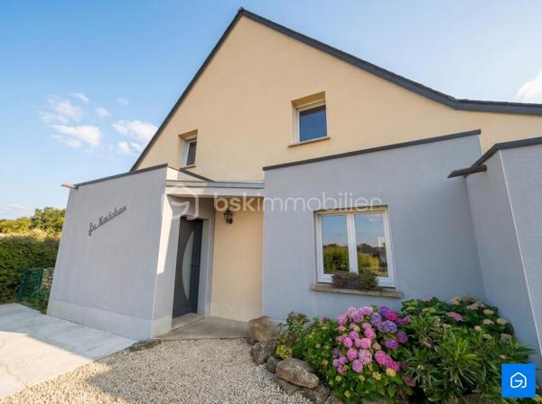 BSK IMMOBILIER vous présente cette Maison de 2013 d'une Surface Habitable d'environ 104m² sur la commune de MESLAY-DU-MAINE.

Au rez-de-chausée : un Salon-Séjour avec poêle à granulés, une Cuisine Aménagée et Équipée, une Arrière-Cuisine, une Suite Parentale avec Salle d'Eau et un WC.

Au premier étage : trois Chambres, une Salle d'eau et un WC.

- DPE B 
- GES A 
- Menuiseries PVC Double-Vitrage
- Toiture Ardoise 
- Terrasse exposition plein sud

Vous disposerez également d'un Garage motorisé, un Espace de Rangement extérieur et de Combles Aménageables.

Le tout sur une parcelle d'environ 500m².

N'hésitez pas à me contacter pour plus d'informations ou pour visiter !