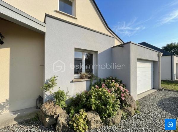 BSK IMMOBILIER vous présente cette Maison de 2013 d'une Surface Habitable d'environ 104m² sur la commune de MESLAY-DU-MAINE.

Au rez-de-chausée : un Salon-Séjour avec poêle à granulés, une Cuisine Aménagée et Équipée, une Arrière-Cuisine, une Suite Parentale avec Salle d'Eau et un WC.

Au premier étage : trois Chambres, une Salle d'eau et un WC.

- DPE B 
- GES A 
- Menuiseries PVC Double-Vitrage
- Toiture Ardoise 
- Terrasse exposition plein sud

Vous disposerez également d'un Garage motorisé, un Espace de Rangement extérieur et de Combles Aménageables.

Le tout sur une parcelle d'environ 500m².

N'hésitez pas à me contacter pour plus d'informations ou pour visiter !