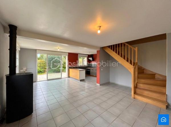 BSK IMMOBILIER vous présente cette Maison de 2013 d'une Surface Habitable d'environ 104m² sur la commune de MESLAY-DU-MAINE.

Au rez-de-chausée : un Salon-Séjour avec poêle à granulés, une Cuisine Aménagée et Équipée, une Arrière-Cuisine, une Suite Parentale avec Salle d'Eau et un WC.

Au premier étage : trois Chambres, une Salle d'eau et un WC.

- DPE B 
- GES A 
- Menuiseries PVC Double-Vitrage
- Toiture Ardoise 
- Terrasse exposition plein sud

Vous disposerez également d'un Garage motorisé, un Espace de Rangement extérieur et de Combles Aménageables.

Le tout sur une parcelle d'environ 500m².

N'hésitez pas à me contacter pour plus d'informations ou pour visiter !
