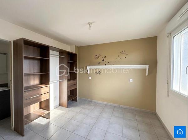 BSK IMMOBILIER vous présente cette Maison de 2013 d'une Surface Habitable d'environ 104m² sur la commune de MESLAY-DU-MAINE.

Au rez-de-chausée : un Salon-Séjour avec poêle à granulés, une Cuisine Aménagée et Équipée, une Arrière-Cuisine, une Suite Parentale avec Salle d'Eau et un WC.

Au premier étage : trois Chambres, une Salle d'eau et un WC.

- DPE B 
- GES A 
- Menuiseries PVC Double-Vitrage
- Toiture Ardoise 
- Terrasse exposition plein sud

Vous disposerez également d'un Garage motorisé, un Espace de Rangement extérieur et de Combles Aménageables.

Le tout sur une parcelle d'environ 500m².

N'hésitez pas à me contacter pour plus d'informations ou pour visiter !