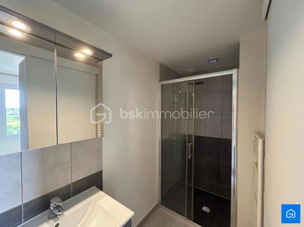 BSK IMMOBILIER vous présente cette Maison de 2013 d'une Surface Habitable d'environ 104m² sur la commune de MESLAY-DU-MAINE.

Au rez-de-chausée : un Salon-Séjour avec poêle à granulés, une Cuisine Aménagée et Équipée, une Arrière-Cuisine, une Suite Parentale avec Salle d'Eau et un WC.

Au premier étage : trois Chambres, une Salle d'eau et un WC.

- DPE B 
- GES A 
- Menuiseries PVC Double-Vitrage
- Toiture Ardoise 
- Terrasse exposition plein sud

Vous disposerez également d'un Garage motorisé, un Espace de Rangement extérieur et de Combles Aménageables.

Le tout sur une parcelle d'environ 500m².

N'hésitez pas à me contacter pour plus d'informations ou pour visiter !