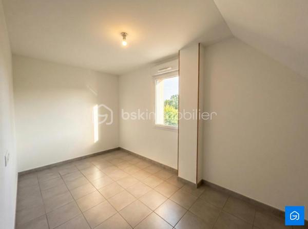 BSK IMMOBILIER vous présente cette Maison de 2013 d'une Surface Habitable d'environ 104m² sur la commune de MESLAY-DU-MAINE.

Au rez-de-chausée : un Salon-Séjour avec poêle à granulés, une Cuisine Aménagée et Équipée, une Arrière-Cuisine, une Suite Parentale avec Salle d'Eau et un WC.

Au premier étage : trois Chambres, une Salle d'eau et un WC.

- DPE B 
- GES A 
- Menuiseries PVC Double-Vitrage
- Toiture Ardoise 
- Terrasse exposition plein sud

Vous disposerez également d'un Garage motorisé, un Espace de Rangement extérieur et de Combles Aménageables.

Le tout sur une parcelle d'environ 500m².

N'hésitez pas à me contacter pour plus d'informations ou pour visiter !