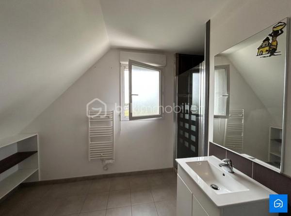 BSK IMMOBILIER vous présente cette Maison de 2013 d'une Surface Habitable d'environ 104m² sur la commune de MESLAY-DU-MAINE.

Au rez-de-chausée : un Salon-Séjour avec poêle à granulés, une Cuisine Aménagée et Équipée, une Arrière-Cuisine, une Suite Parentale avec Salle d'Eau et un WC.

Au premier étage : trois Chambres, une Salle d'eau et un WC.

- DPE B 
- GES A 
- Menuiseries PVC Double-Vitrage
- Toiture Ardoise 
- Terrasse exposition plein sud

Vous disposerez également d'un Garage motorisé, un Espace de Rangement extérieur et de Combles Aménageables.

Le tout sur une parcelle d'environ 500m².

N'hésitez pas à me contacter pour plus d'informations ou pour visiter !