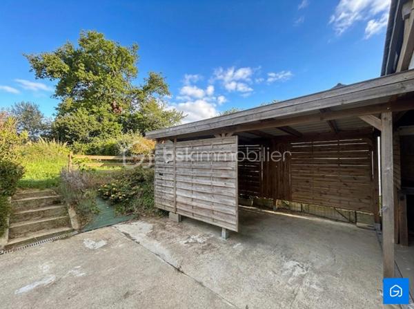 BSK IMMOBILIER vous présente cette Maison de 2013 d'une Surface Habitable d'environ 104m² sur la commune de MESLAY-DU-MAINE.

Au rez-de-chausée : un Salon-Séjour avec poêle à granulés, une Cuisine Aménagée et Équipée, une Arrière-Cuisine, une Suite Parentale avec Salle d'Eau et un WC.

Au premier étage : trois Chambres, une Salle d'eau et un WC.

- DPE B 
- GES A 
- Menuiseries PVC Double-Vitrage
- Toiture Ardoise 
- Terrasse exposition plein sud

Vous disposerez également d'un Garage motorisé, un Espace de Rangement extérieur et de Combles Aménageables.

Le tout sur une parcelle d'environ 500m².

N'hésitez pas à me contacter pour plus d'informations ou pour visiter !