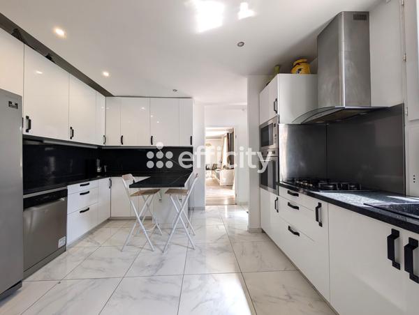 Maison
         7 pièces
        - 130 m² 395 000 € *